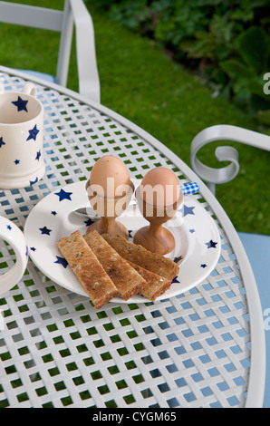 Uova sode Prima colazione in giardino, REGNO UNITO Foto Stock