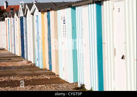 Primo piano di una corsa di cabine sulla spiaggia, sulla costa al Aldwick Bognor Regis West Sussex England Regno Unito Regno Unito Foto Stock