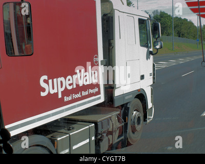 Un assemblaggio in prossimita' dei veicoli di trasporto del traffico su un Sud autostrada irlandese in rotta verso la loro destinazione finale. Foto Stock