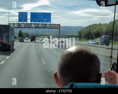 Un assemblaggio di veicoli di trasporto il traffico su un Sud autostrada irlandese in rotta verso la loro destinazione finale. Foto Stock