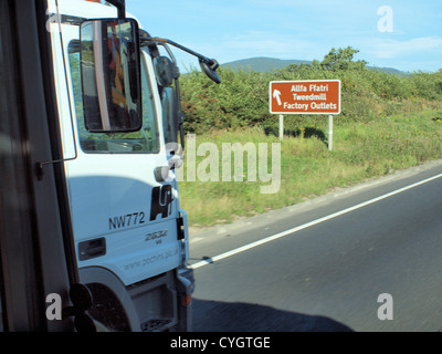 Un assemblaggio di veicoli di trasporto il traffico su un Southern Irish duello carreggiate in rotta verso la loro destinazione finale. Foto Stock
