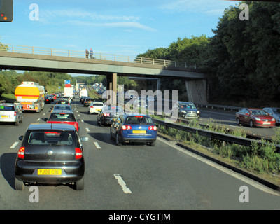 Un assemblaggio di veicoli di trasporto il traffico su un Regno Unito autostrada in rotta verso la loro destinazione finale. Foto Stock