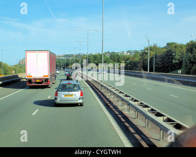 Un assemblaggio di veicoli di trasporto il traffico su una autostrada nel Regno Unito in rotta verso la loro destinazione finale. Foto Stock