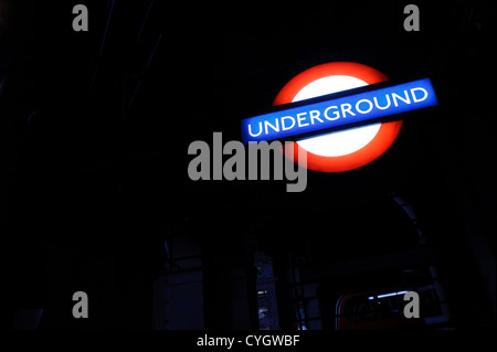 La metropolitana di Londra segno di notte Foto Stock