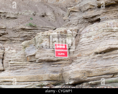 Segnale di avvertimento sulla scogliera di Staithes, North Yorkshire, Gran Bretagna Foto Stock