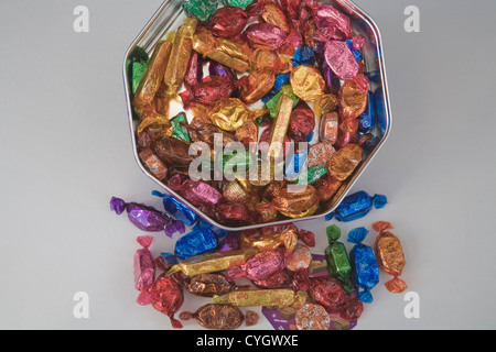 Studio stagno di varietà centrale soffice cioccolatini avvolte nel cellophane alcuni schizzi di fuori Foto Stock