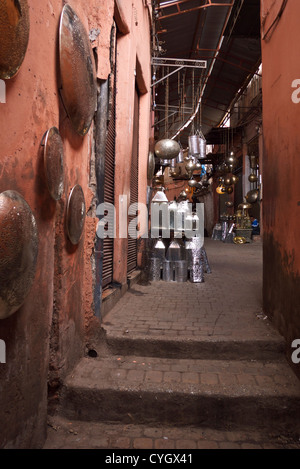 Argento, rame e ottone e gli elementi decorativi in vendita in uno stretto vicolo nel souk di Marrakech Foto Stock