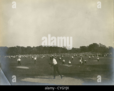 Circa 1900 fotografia di townie i giocatori di baseball la pratica in un parco pubblico. Posizione sconosciuta, probabilmente la Nuova Inghilterra, Stati Uniti d'America. Foto Stock