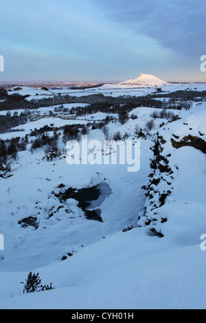 Vista invernale di Roseberry Topping allo spuntar del giorno in North York Moors National Park Foto Stock