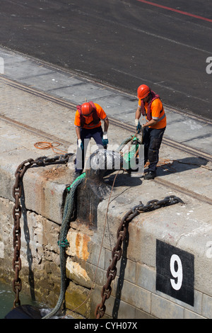 Shoremen che fissano i tubi di nave passeggeri Cadiz Spagna. Foto Stock