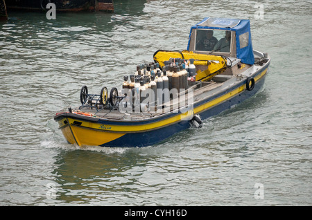 Una chiatta di trasportare il suo carico di bombole di ossigeno a Venezia Foto Stock