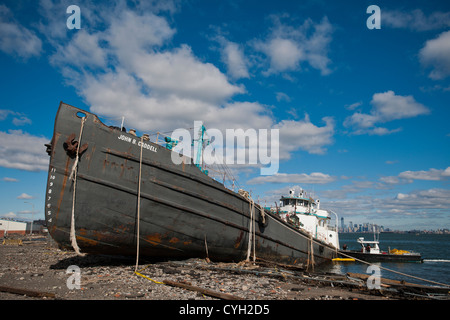 John B. Caddell è visibile a terra sulla riva del quartiere Stapleton di Staten Island Foto Stock