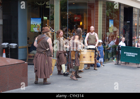 Tradizionale Scozzese perfroming banda a Buchanan Street a Glasgow, in Scozia. Solo editoriale 27 Giugno 2010 Foto Stock