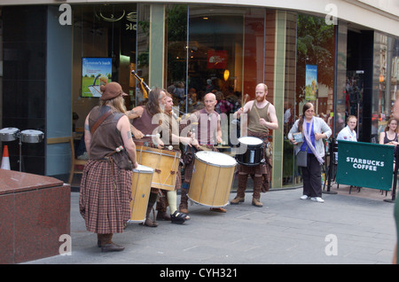 Tradizionale Scozzese perfroming banda a Buchanan Street a Glasgow, in Scozia. Solo editoriale 27 Giugno 2010 Foto Stock