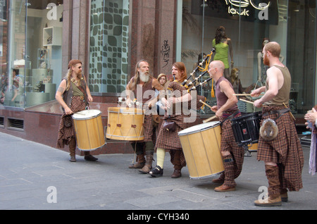 Tradizionale Scozzese perfroming banda a Buchanan Street a Glasgow, in Scozia. Solo editoriale 27 Giugno 2010 Foto Stock