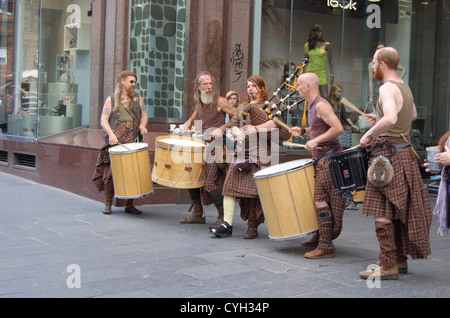 Tradizionale Scozzese perfroming banda a Buchanan Street a Glasgow, in Scozia. Solo editoriale 27 Giugno 2010 Foto Stock