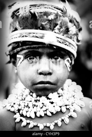 Highlander Boy durante Mt Hagen cantare cantare, Highlands Occidentali, Papua Nuova Guinea Foto Stock