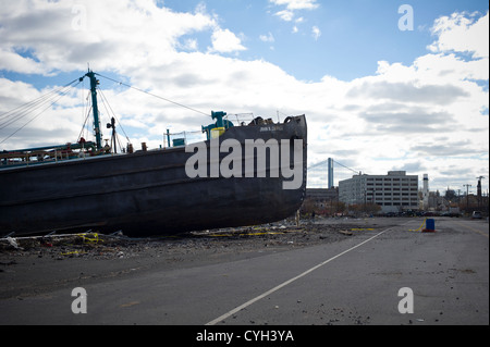 John B. Caddell collegato a massa sulla riva del quartiere Stapleton di Staten Island Foto Stock