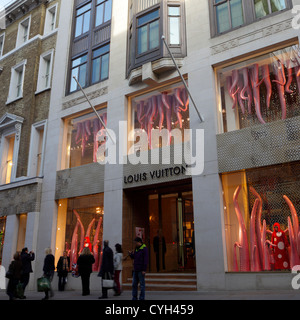 La facciata anteriore di Louis Vuitton flagship store in New Bond Street, Londra. Foto Stock