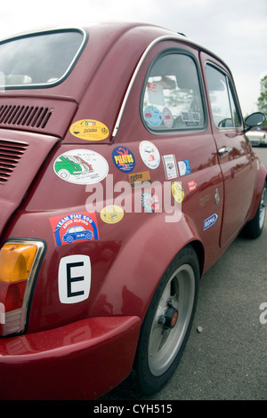 La parte posteriore di una Fiat Abarth 850 coperto di adesivi. Foto Stock