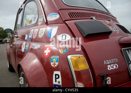 La parte posteriore di una Fiat Abarth 850 coperto di adesivi. Foto Stock