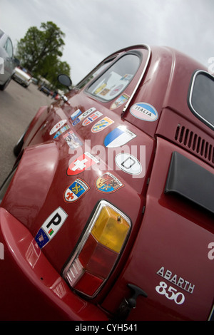 La parte posteriore di una Fiat Abarth 850 coperto di adesivi. Foto Stock