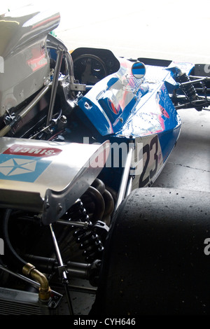 Un classico auto di Formula Uno seduto in un garage prima di una gara. Foto Stock