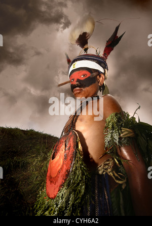 Highlander Kid a Mount Hagen durante il cantare cantare cerimonia, Highlands Occidentali, Papua Nuova Guinea Foto Stock