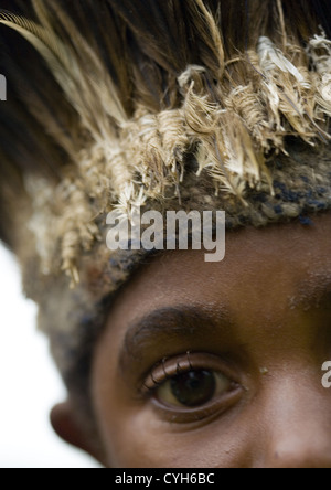 Tribù Chimbu Boy durante Mt Hagen cantare cantare, Highlands Occidentali, Papua Nuova Guinea Foto Stock