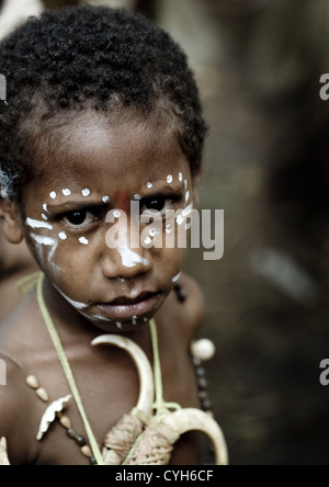 Highlander Boy durante Mt Hagen cantare cantare, Highlands Occidentali, Papua Nuova Guinea Foto Stock