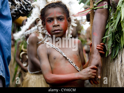 Highlander Boy durante il Mount Hagen cantare cantare spettacolo culturale, Mt Hagen, Highlands Occidentali, Papua Nuova Guinea Foto Stock