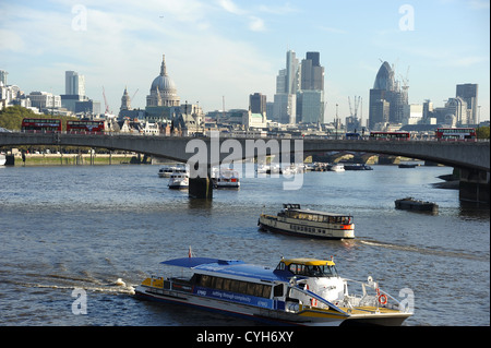 Vista sul Fiume Tamigi da Hungerford passerella, Londra. Foto Stock