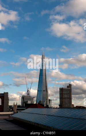 Shard, 32 London Bridge dall'architetto Renzo Piano che domina il paesaggio della città vista dal terrazzo del tetto della Tate Modern Foto Stock