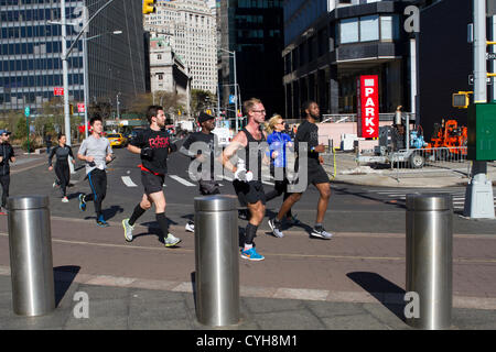 La città di New York, nov. 4. 2012. Con la cancellazione della NYC Marathon, alcuni corridori in Lower Manhattan ha preso per le strade della città il giorno della maratona. Foto Stock