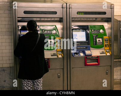 Donna acquisto scheda della metropolitana nella stazione della metropolitana Foto Stock