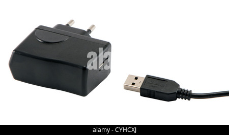 Mobile Phone Charger con 220v elettricità il connettore e il connettore usb standart isolati su sfondo bianco. Foto Stock