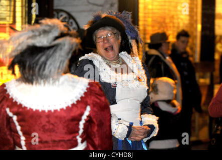 Lewes SUSSEX REGNO UNITO 5 Novembre 2012 - Due donne in costume ridere dei falò annuali processioni nel Sussex città di Lewes stasera Foto Stock