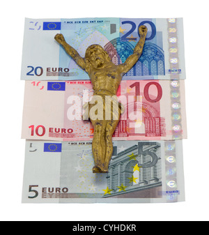 Oro crocifiggere Gesù sulle banconote in euro isolato su bianco. Concetto di Europa crisi finanziaria. Cinque dieci e venti banconote in euro. Foto Stock