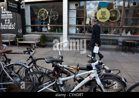 Guarda mamma senza mani! Escursioni in bicicletta cafe & workshop, Old Street, Londra Foto Stock