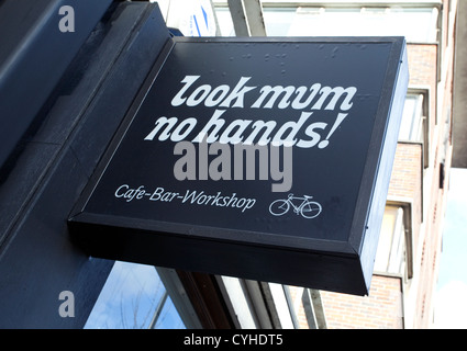 Guarda mamma senza mani! Escursioni in bicicletta cafe & workshop, Old Street, Londra Foto Stock