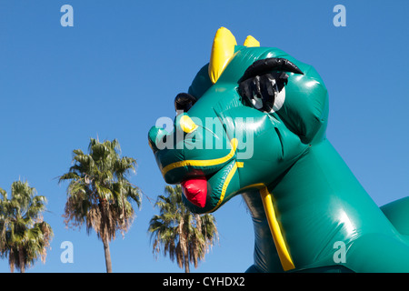 Un verde dinosauro gonfiabile Bouncy Riproduci giocattolo per bambini nella California del Sud Foto Stock