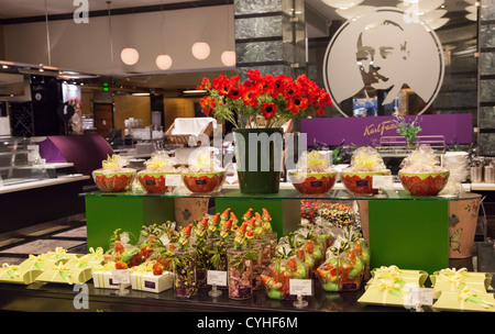 Karl Fazer café vendita del caffè, candy, fiori e dolci nel centro di Helsinki, Finlandia Foto Stock