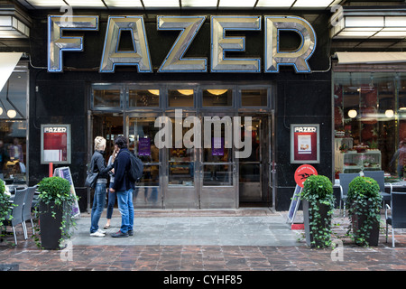 Ai giovani riuniti nella parte anteriore del Karl Fazer cafe, un coffee house, nel centro di Helsinki, Finlandia Foto Stock