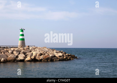 Vista in lontananza il faro in Tel Aviv in Israele Foto Stock