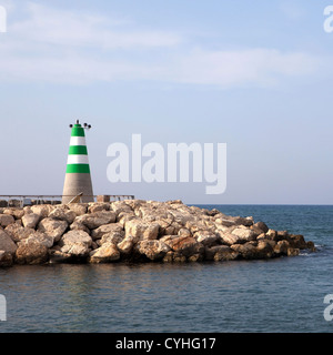 Vista in lontananza il faro in Tel Aviv in Israele Foto Stock