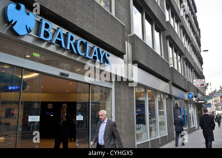 Londra, Regno Unito. 5/11/2012. (Nella foto) la gente passare un Barclay's Bank di Londra centrale .Peter Barbe / Alamy Foto Stock