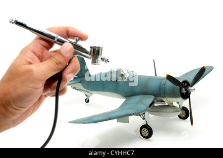 Kit di modello di WWII American fighter hobbista con mano Foto Stock
