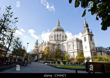 Londra, Regno Unito. 5/11/2012. (Nella foto) Festival Gardens Londra con la cattedrale di St Paul . in background. Peter Barbe / Alamy Foto Stock