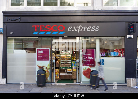 Londra, Regno Unito. 5/11/2012. (Nella foto) le persone camminare davanti a un supermercato Tesco Express il credito del negozio Foto: Peter Barbe / Alamy Foto Stock