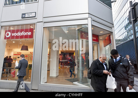 Londra, Regno Unito. 5/11/2012. (Nella foto) le persone camminare davanti a un negozio Vodafone a Londra Foto di credito: Peter Barbe / Alamy Foto Stock